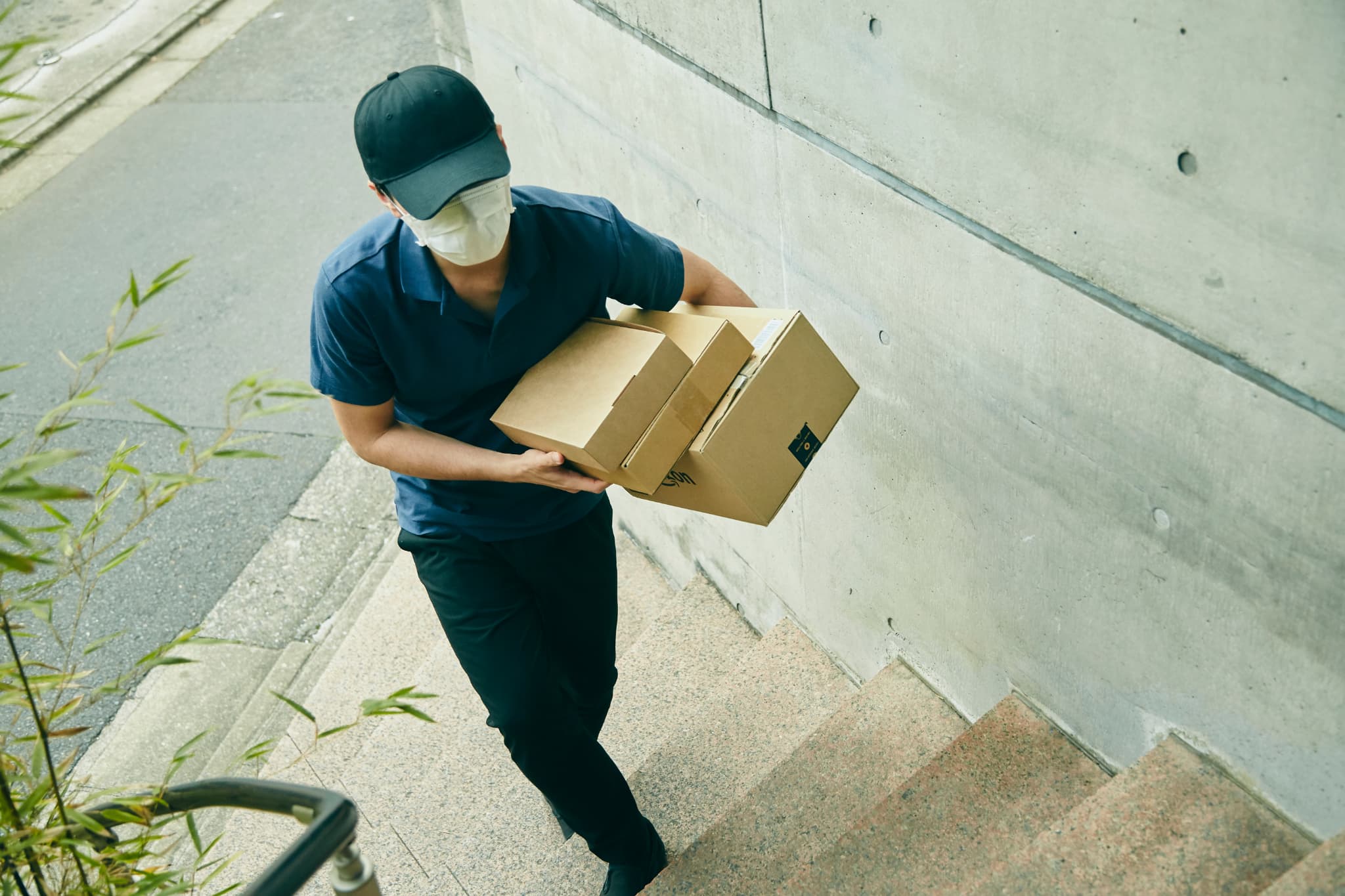 配送 配達員 ダンボール 制服 階段